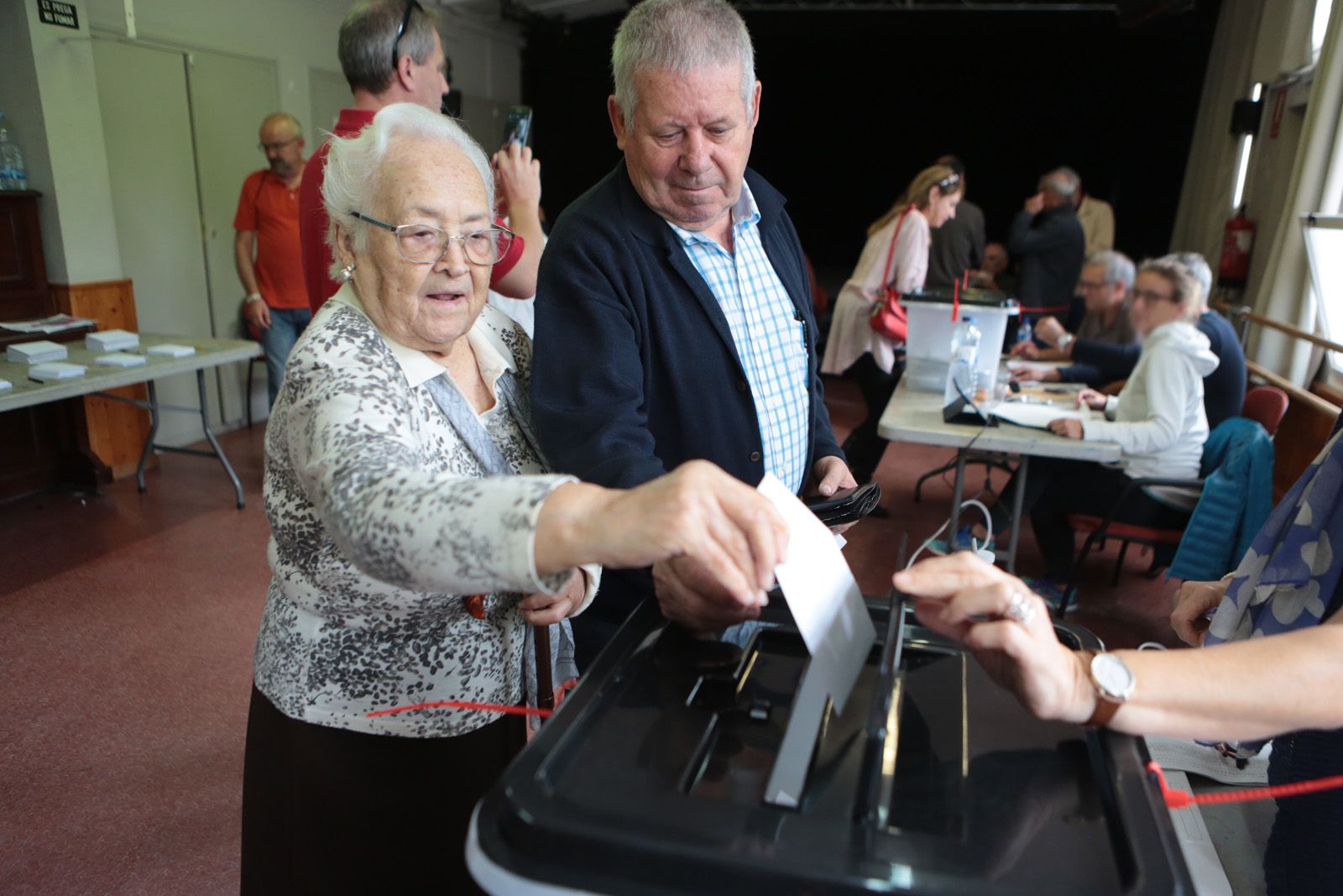 Una dona de 94 anys contenta d'exercir el vot al Casalet de Valldoreix