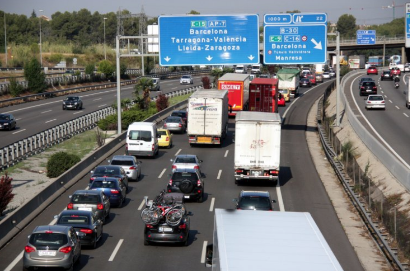 Caravana quilom trica a l AP 7 a Sant Cugat