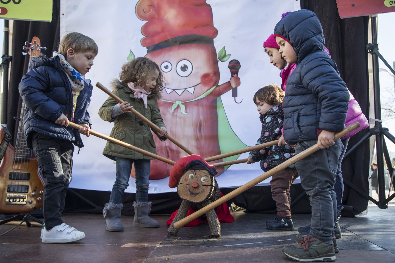 Tió de Volpelleres a la Plaça dels Rabassaires. FOTO: Lali Puig