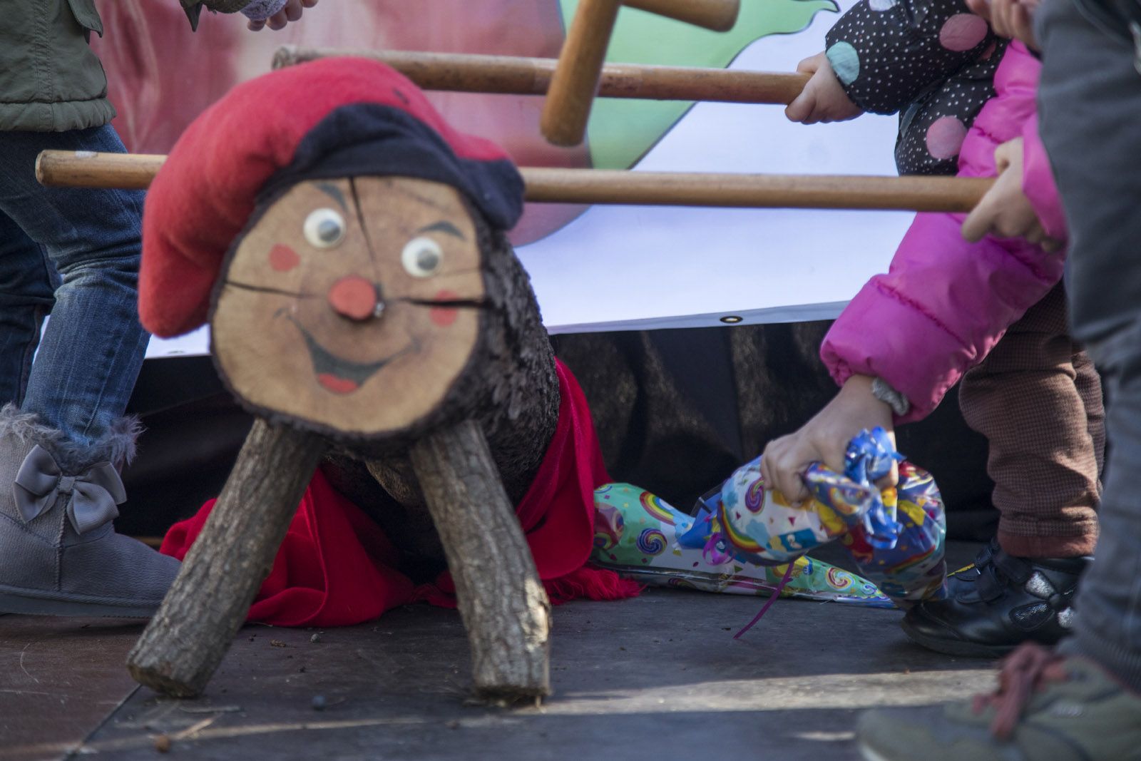 Tió de Volpelleres a la Plaça dels Rabassaires. FOTO: Lali Puig