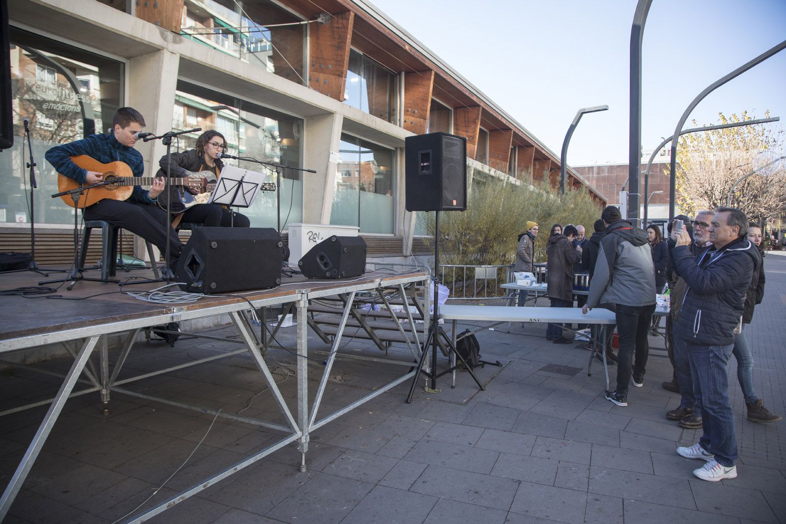 Xocolatada musical amb DesPlaça Jove a la Rambla del Celler. FOTO: Lali Puig