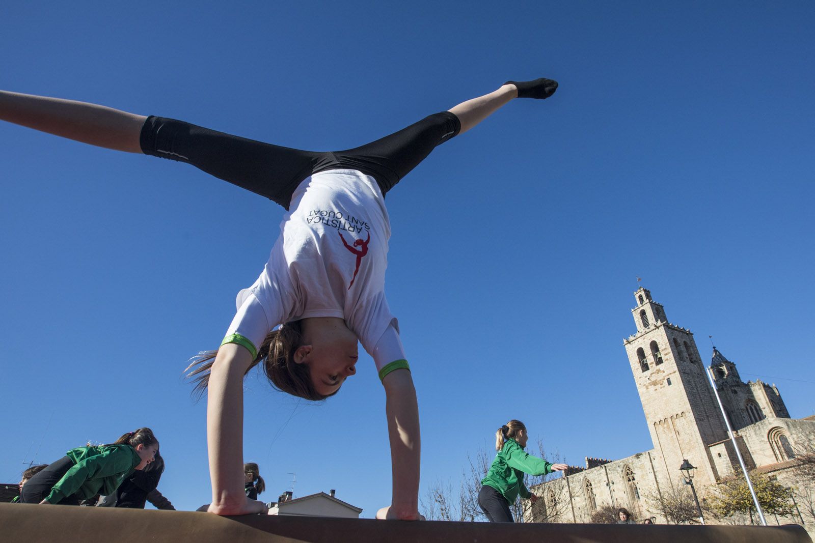 El Club Gimnàstica Rítmica i Estètica Sant Cugat i Club Artística Sant Cugat ballaran per la Marató de TV3 a la Plaça del Rei. FOTO: Lali Puig