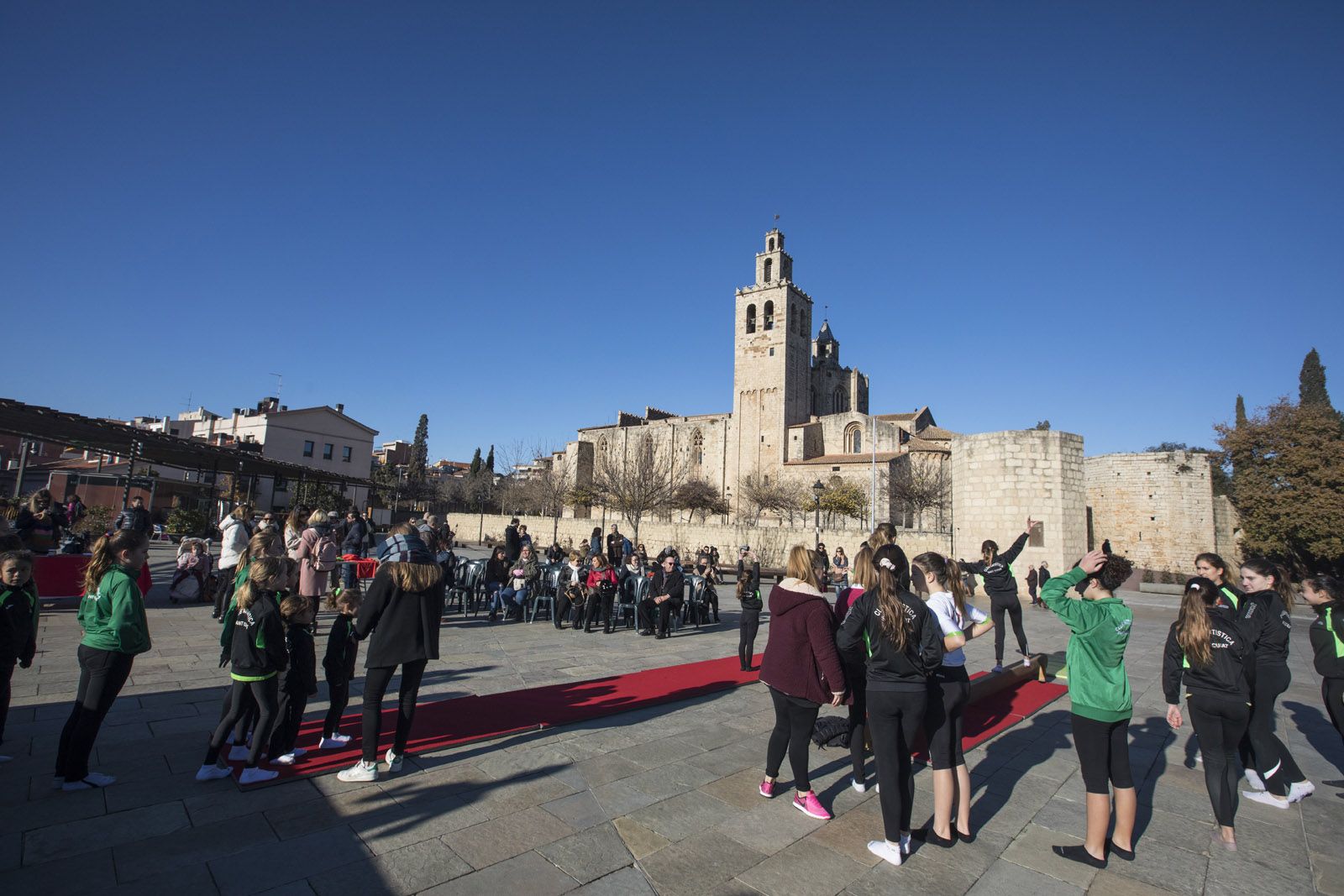 El Club Gimnàstica Rítmica i Estètica Sant Cugat i Club Artística Sant Cugat ballaran per la Marató de TV3 a la Plaça del Rei. FOTO: Lali Puig