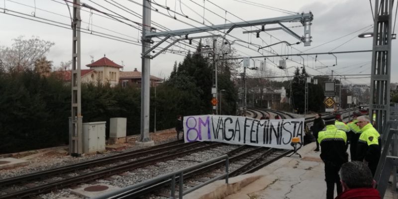 Protesta a les vies del tren a Sant Cugat per la vaga feminista FOTO: TOT Sant Cugat