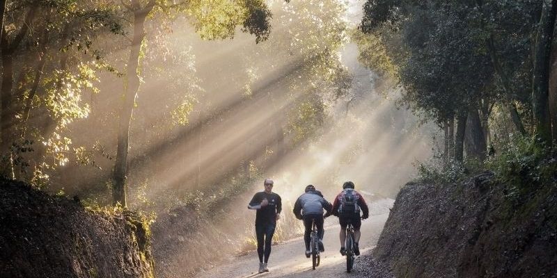 Molts santcugatencs aprofiten el cap de setmana per passejar amb bici pel parc. FOTO: A. Ribera