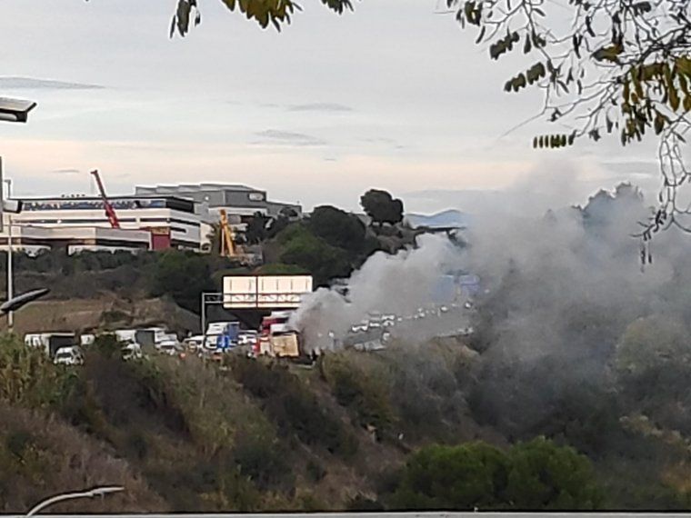 Columna de fum provocada per l'incendi del camió. FOTO: Cedida