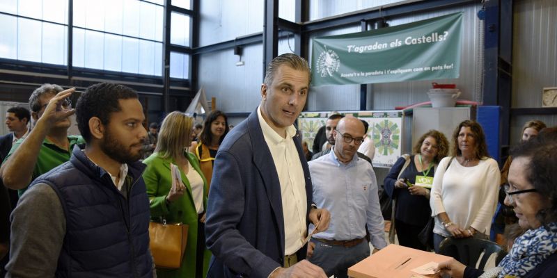 El secretari general de Vox Ortega Smith votant a Sant Cugat. Foto: Bernat Millet.