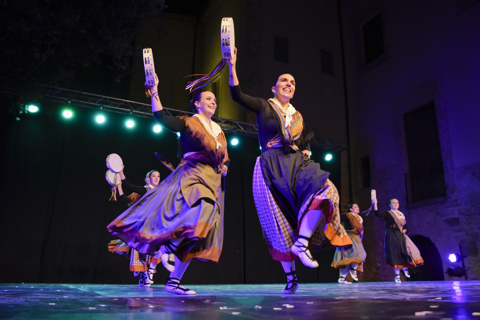 Trasdansar: espectacle de dansa d'arrel tradicional per el grup Mediterrania. Foto: Bernat Millet.