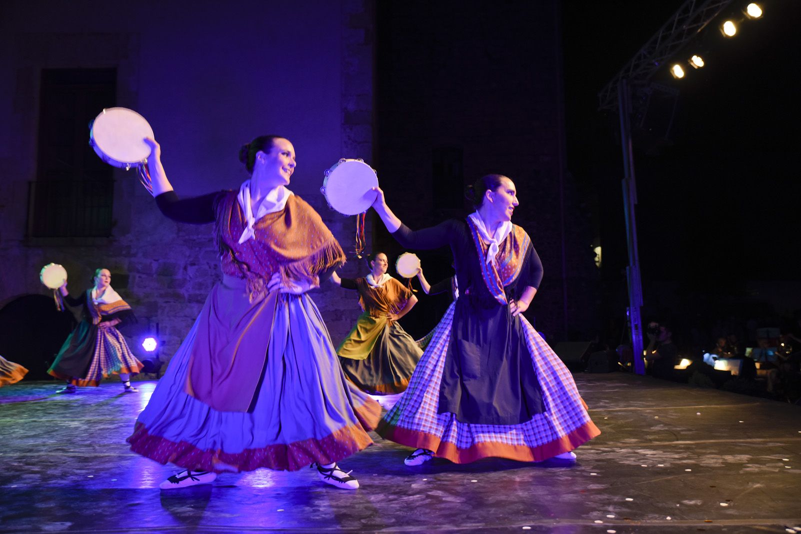 Trasdansar: espectacle de dansa d'arrel tradicional per el grup Mediterrania. Foto: Bernat Millet.