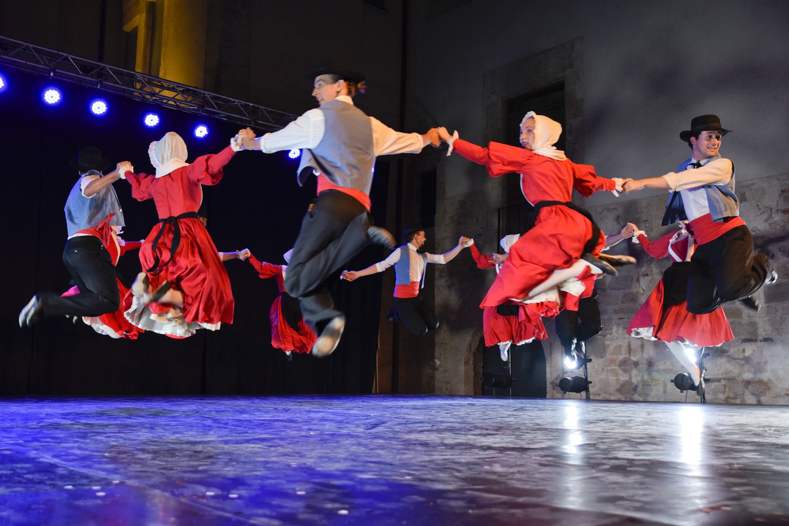 Trasdansar: espectacle de dansa d'arrel tradicional per el grup Mediterrania. Foto: Bernat Millet.