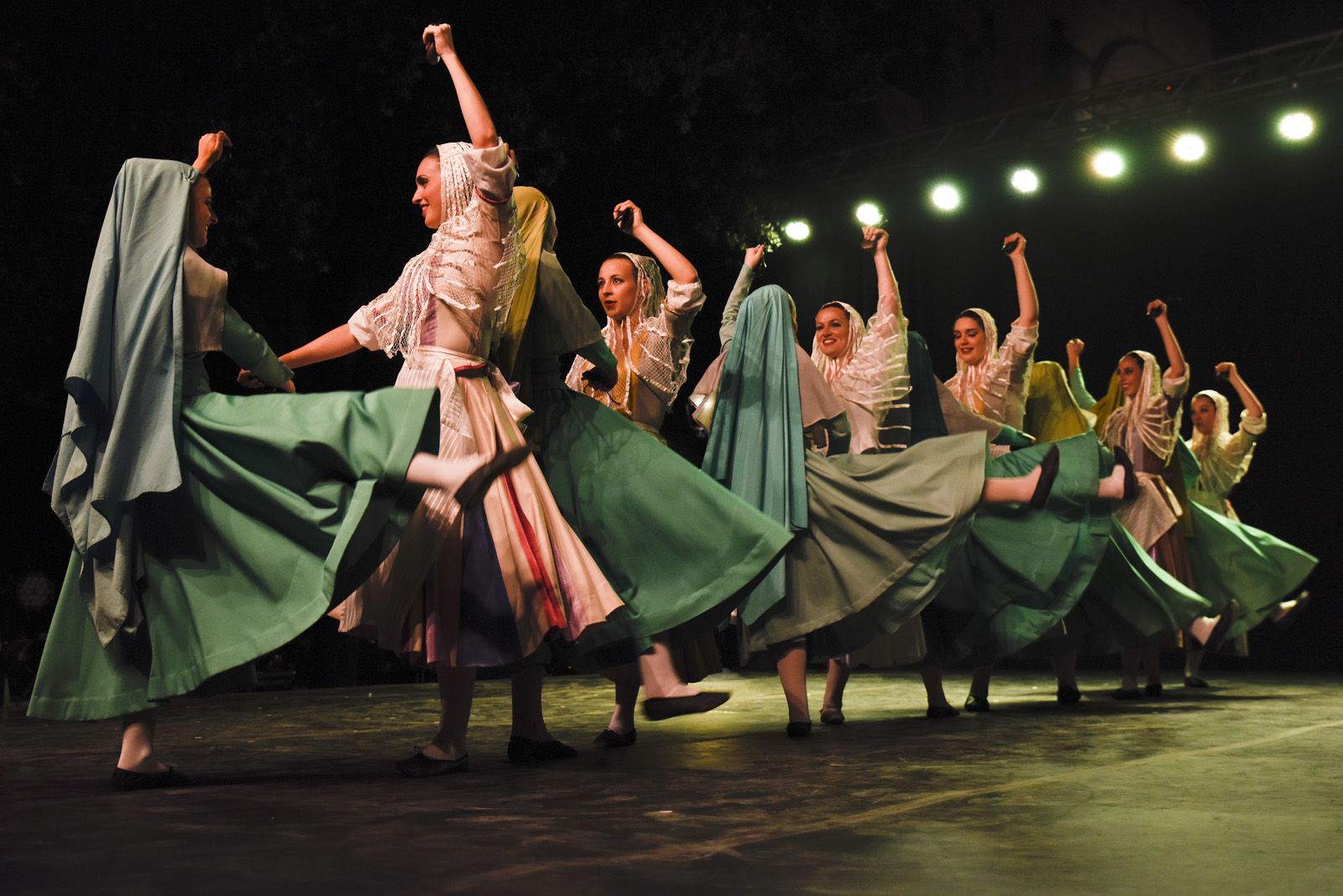 Trasdansar: espectacle de dansa d'arrel tradicional per el grup Mediterrania. Foto: Bernat Millet.