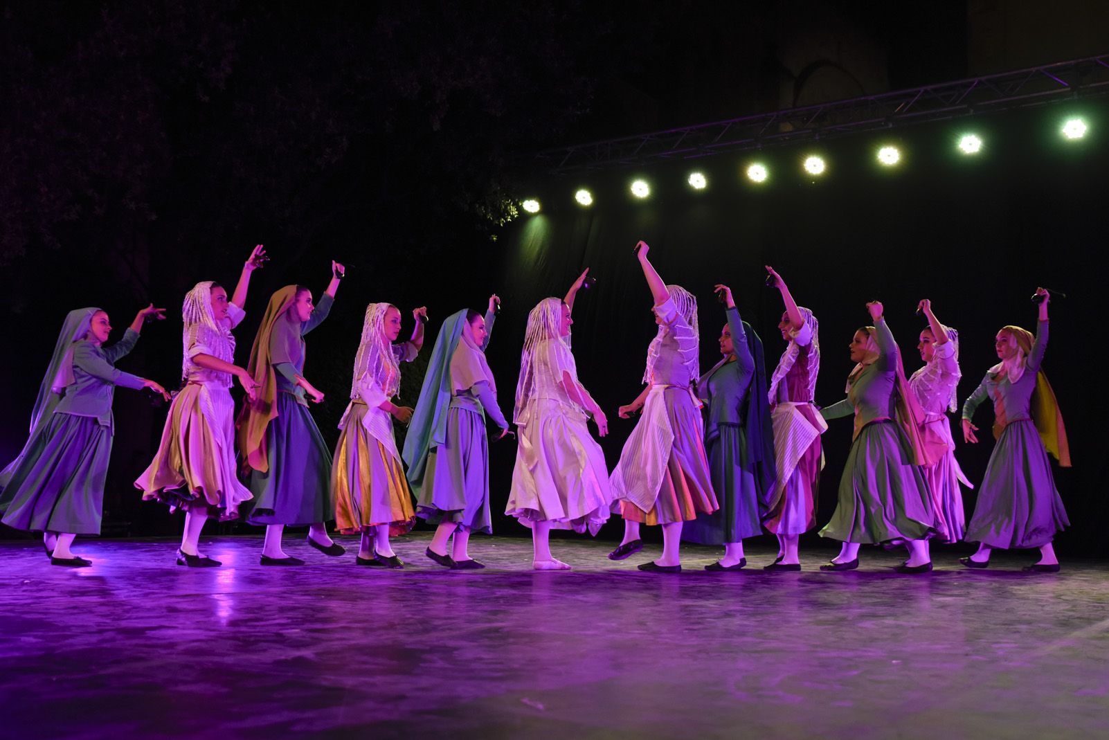 Trasdansar: espectacle de dansa d'arrel tradicional per el grup Mediterrania. Foto: Bernat Millet.