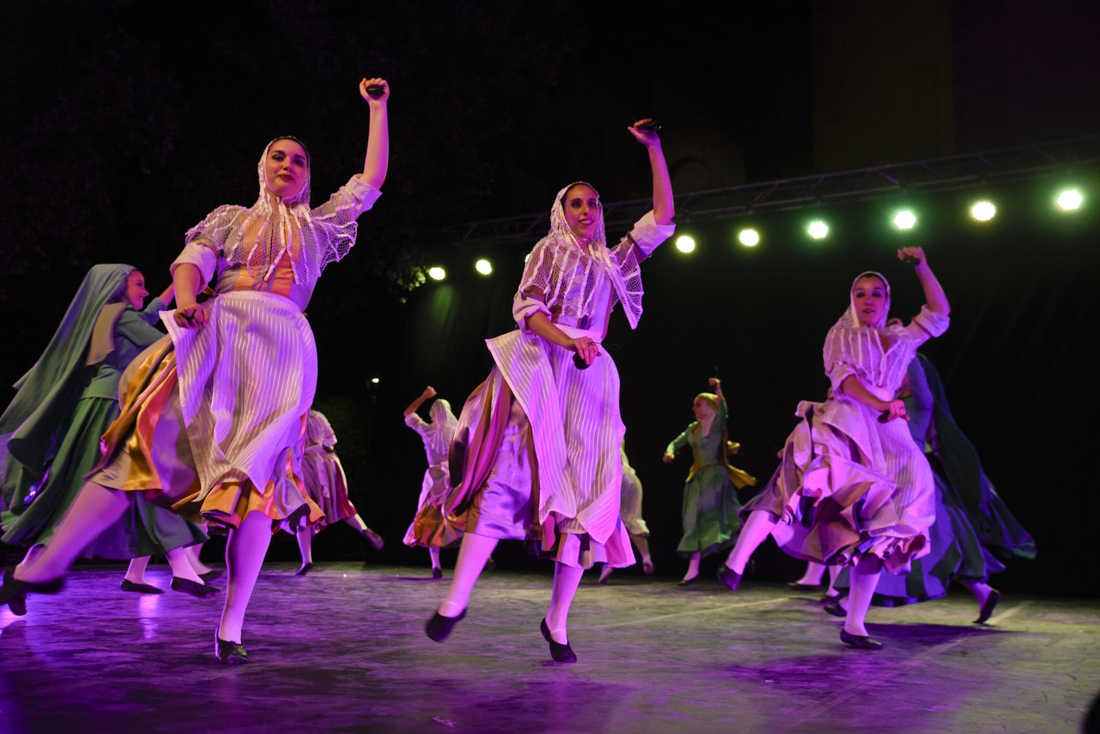 Trasdansar: espectacle de dansa d'arrel tradicional per el grup Mediterrania. Foto: Bernat Millet.