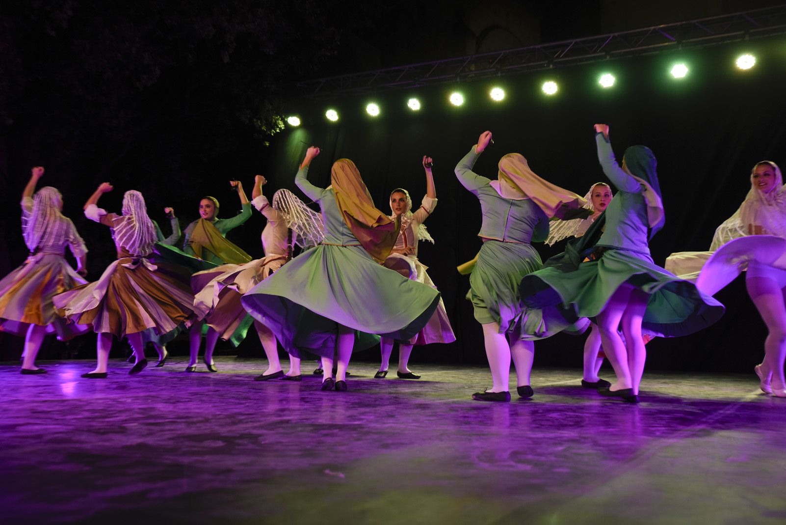 Trasdansar: espectacle de dansa d'arrel tradicional per el grup Mediterrania. Foto: Bernat Millet.