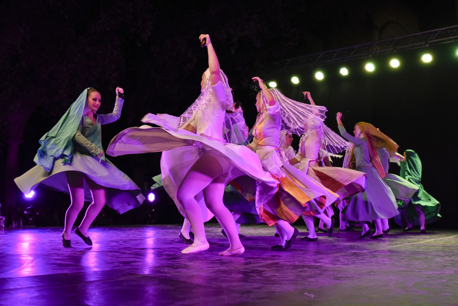 Trasdansar: espectacle de dansa d'arrel tradicional per el grup Mediterrania. Foto: Bernat Millet.