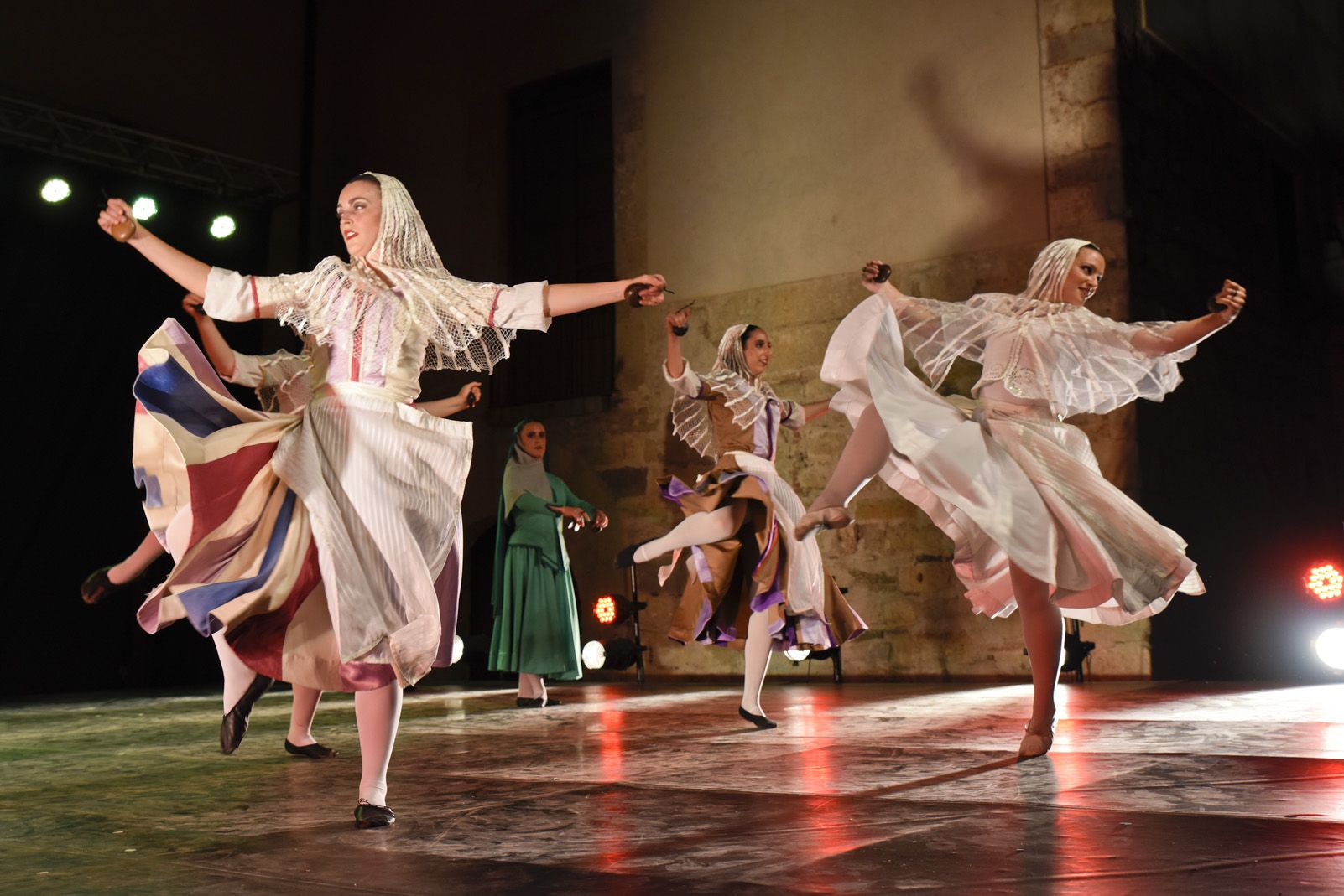 Trasdansar: espectacle de dansa d'arrel tradicional per el grup Mediterrania. Foto: Bernat Millet.