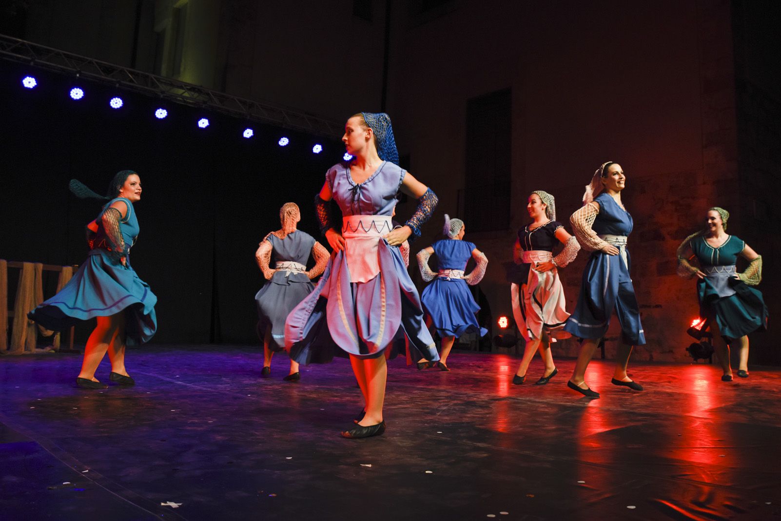 Trasdansar: espectacle de dansa d'arrel tradicional per el grup Mediterrania. Foto: Bernat Millet.