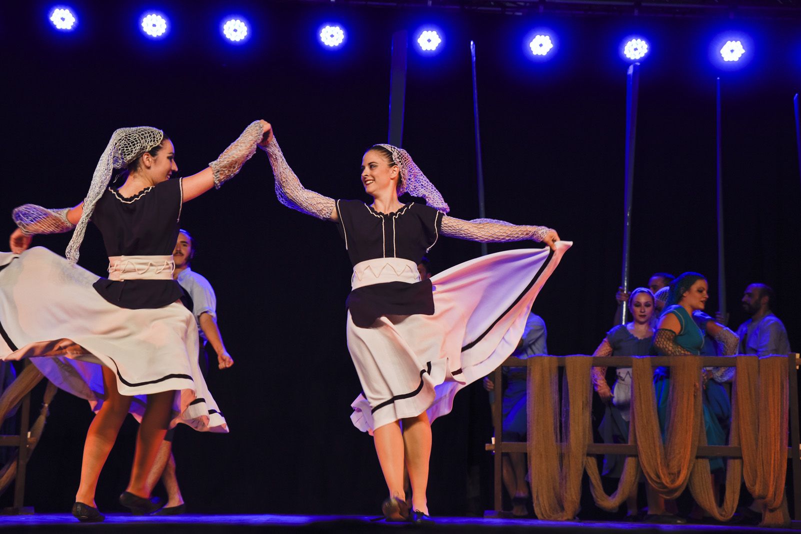 Trasdansar: espectacle de dansa d'arrel tradicional per el grup Mediterrania. Foto: Bernat Millet.