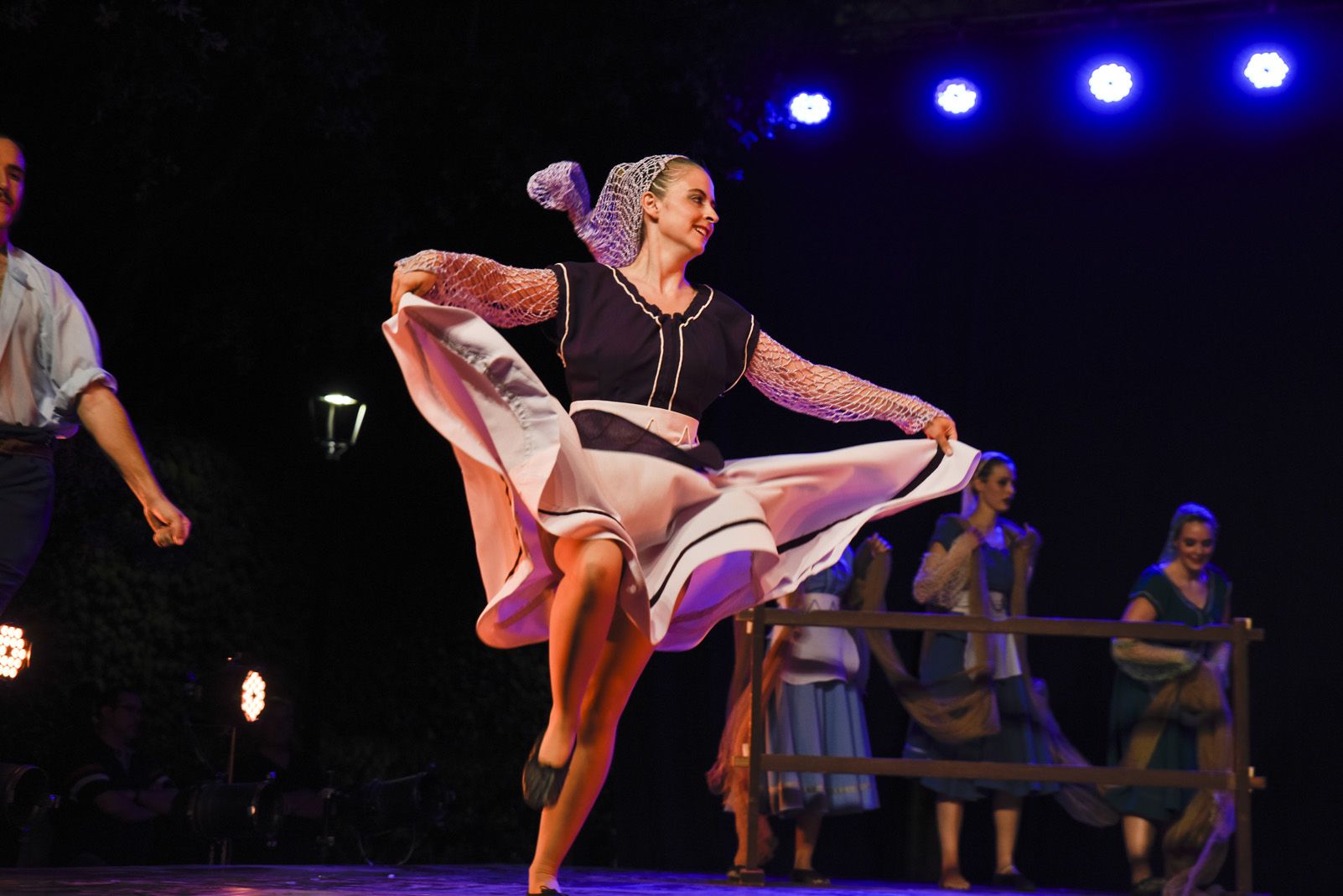 Trasdansar: espectacle de dansa d'arrel tradicional per el grup Mediterrania. Foto: Bernat Millet.