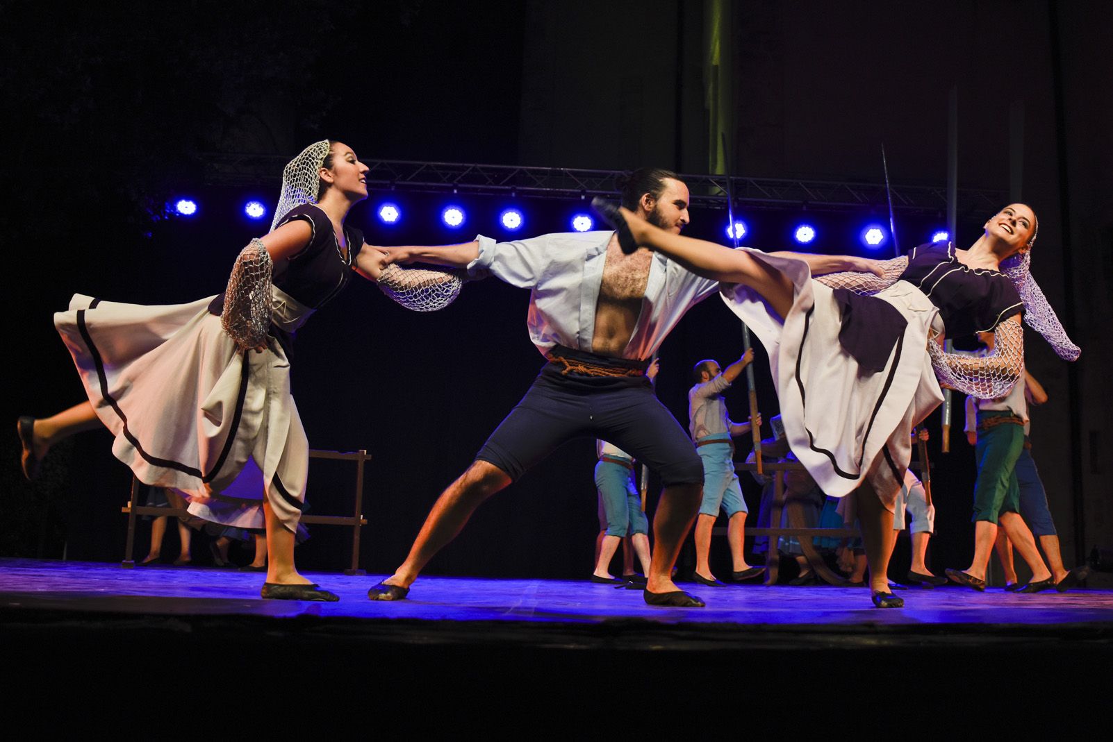 Trasdansar: espectacle de dansa d'arrel tradicional per el grup Mediterrania. Foto: Bernat Millet.