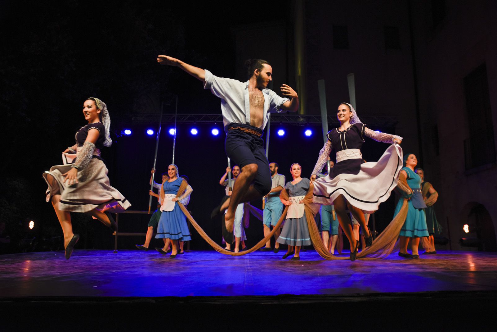 Trasdansar: espectacle de dansa d'arrel tradicional per el grup Mediterrania. Foto: Bernat Millet.