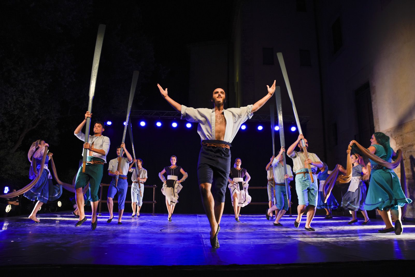 Trasdansar: espectacle de dansa d'arrel tradicional per el grup Mediterrania. Foto: Bernat Millet.