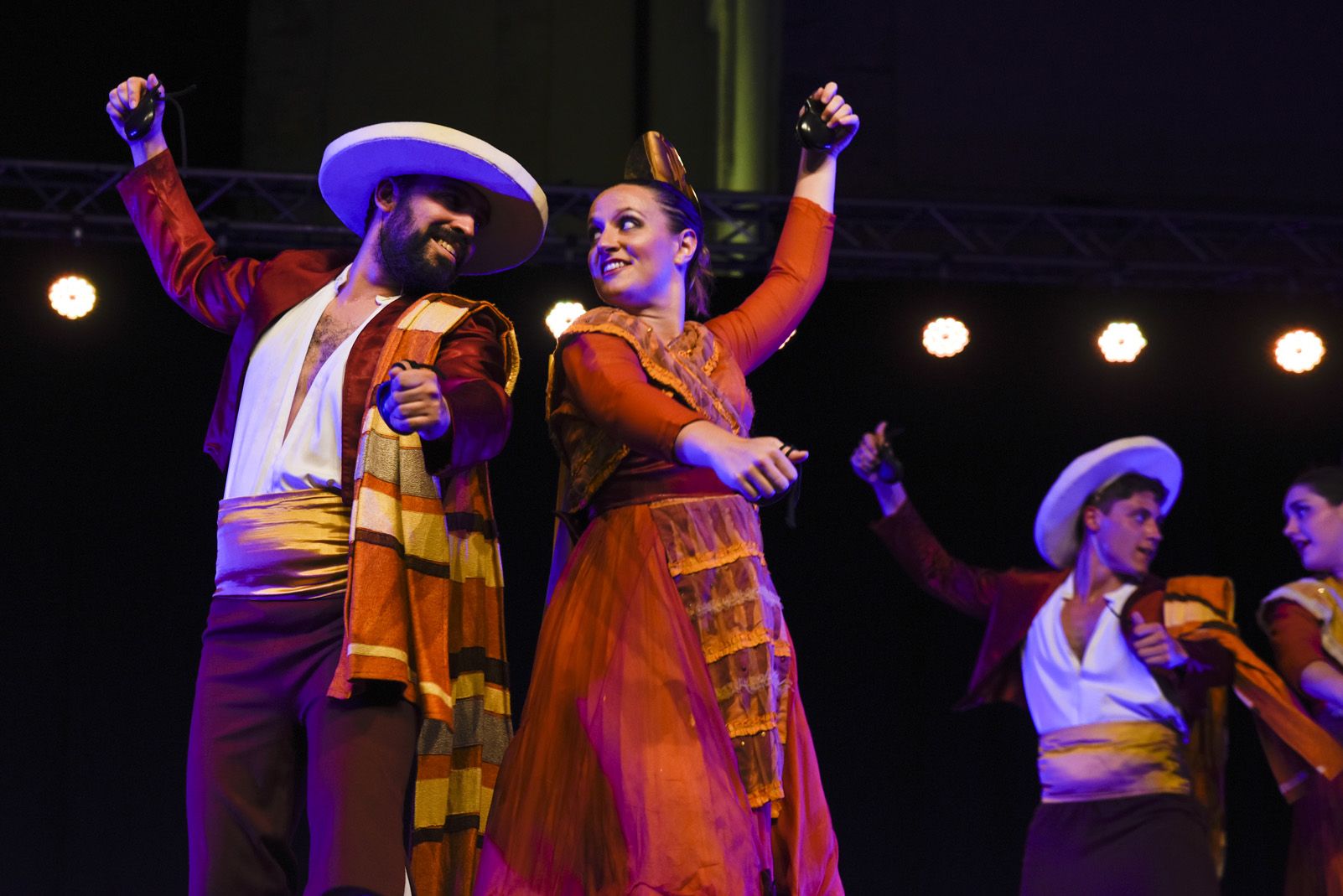 Trasdansar: espectacle de dansa d'arrel tradicional per el grup Mediterrania. Foto: Bernat Millet.