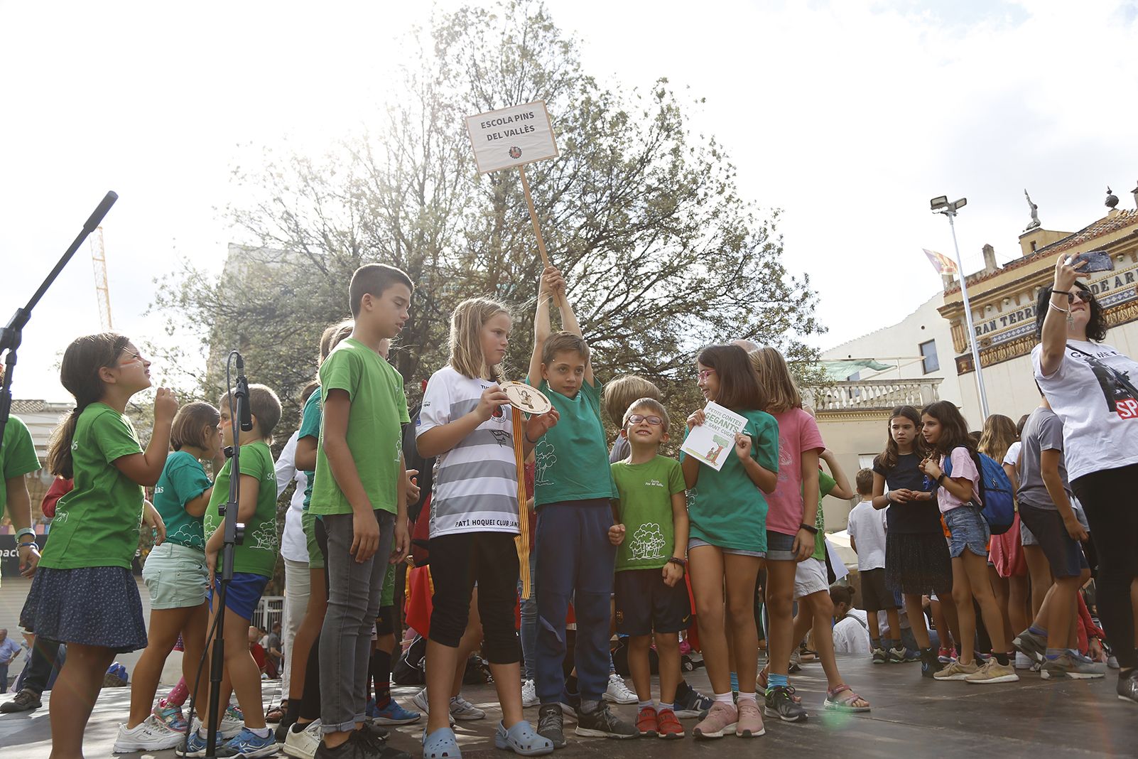 Lliurament de record a les Escoles. FOTO: Anna Bassa