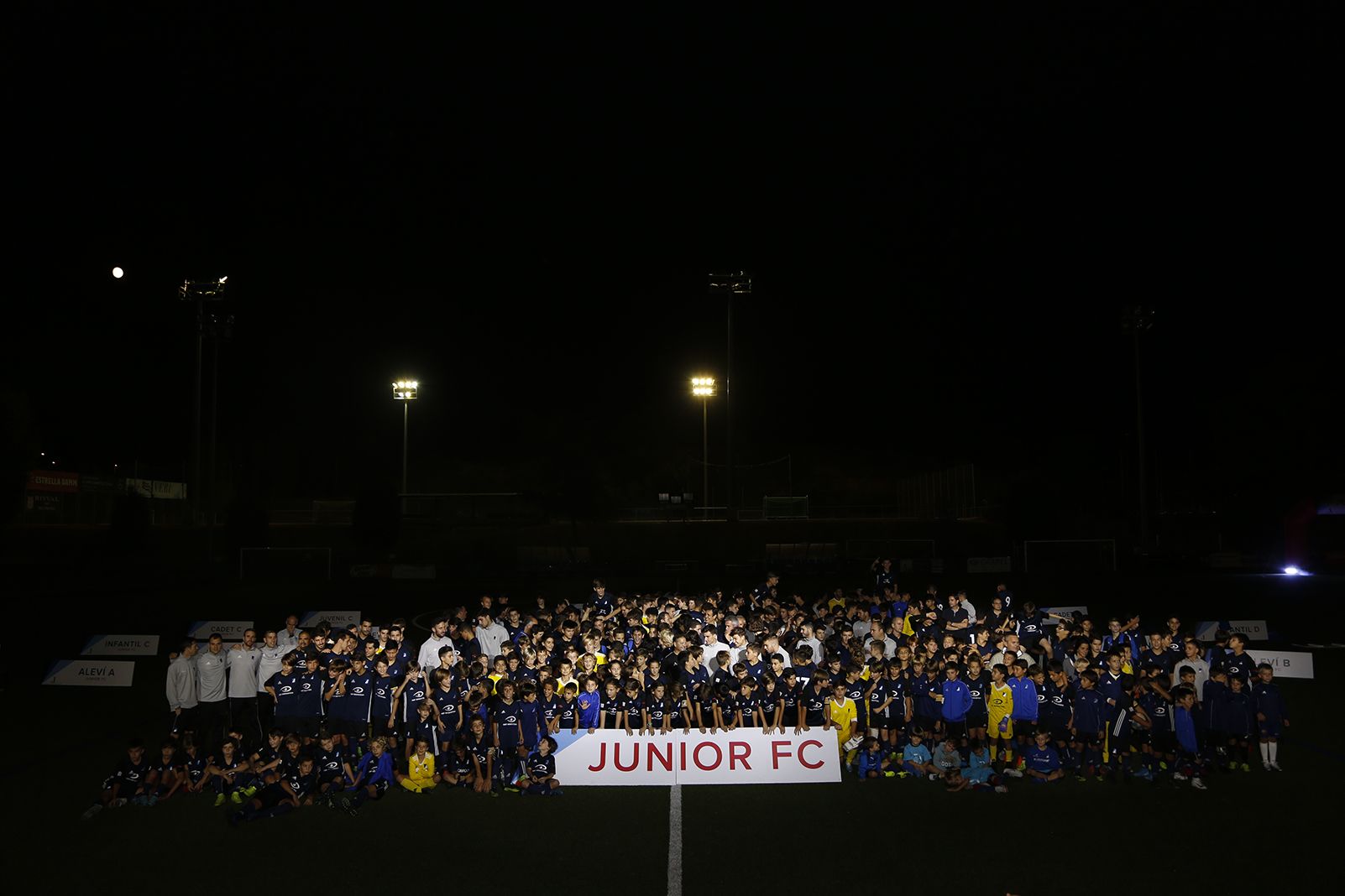 Foto família a la presentació de Futbol Junior FC Temporada 2019-2020. FOTO: Anna Bassa