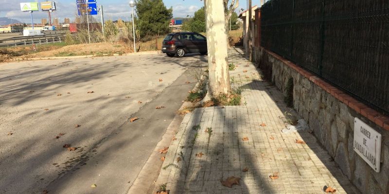 El pas de l'autopista pel carrer de Guadalajara, a Mas Gener FOTO: TOT Sant Cugat