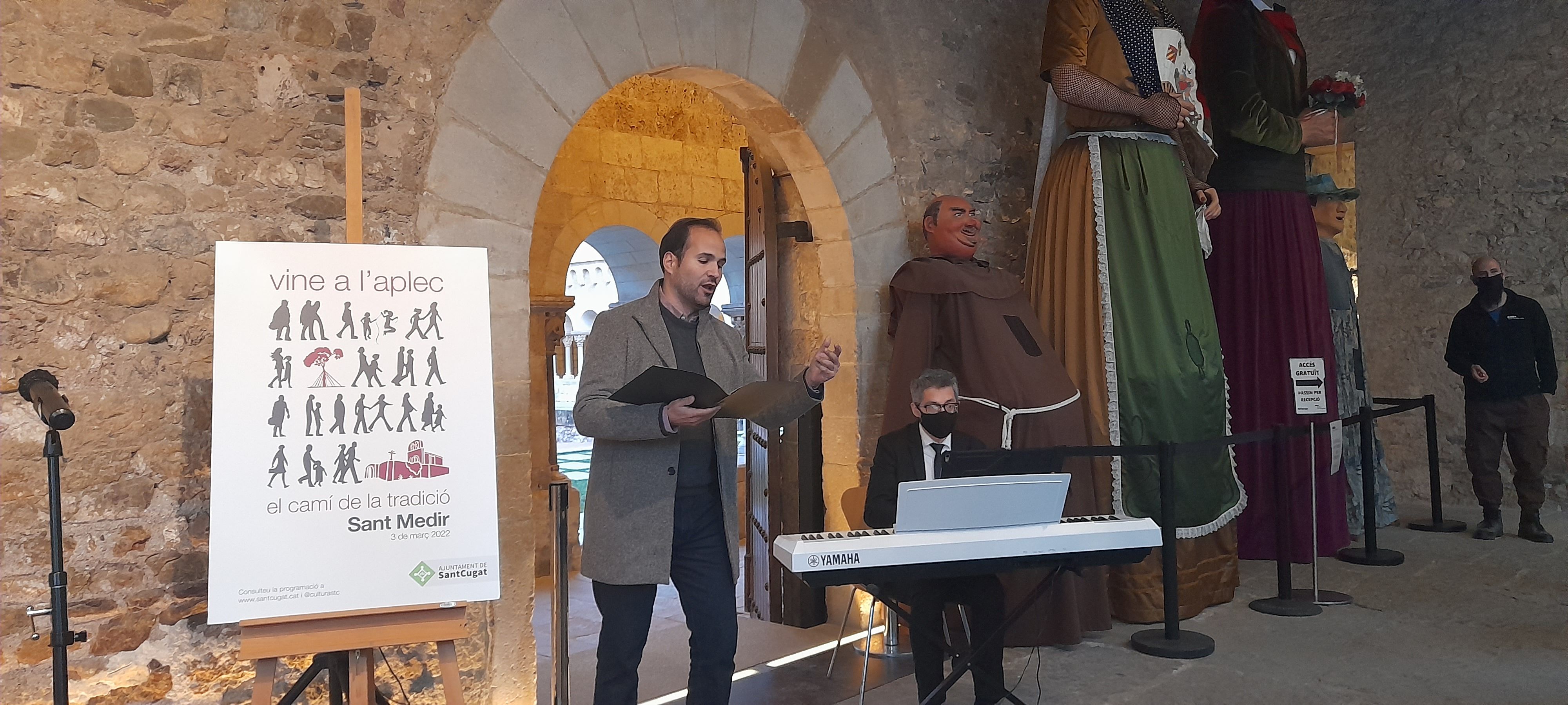 Marc Sala, tenor, i Abraham Espinosa, pianista, interpreten la sardana 'A Sant Medir' de Narcisa Freixas