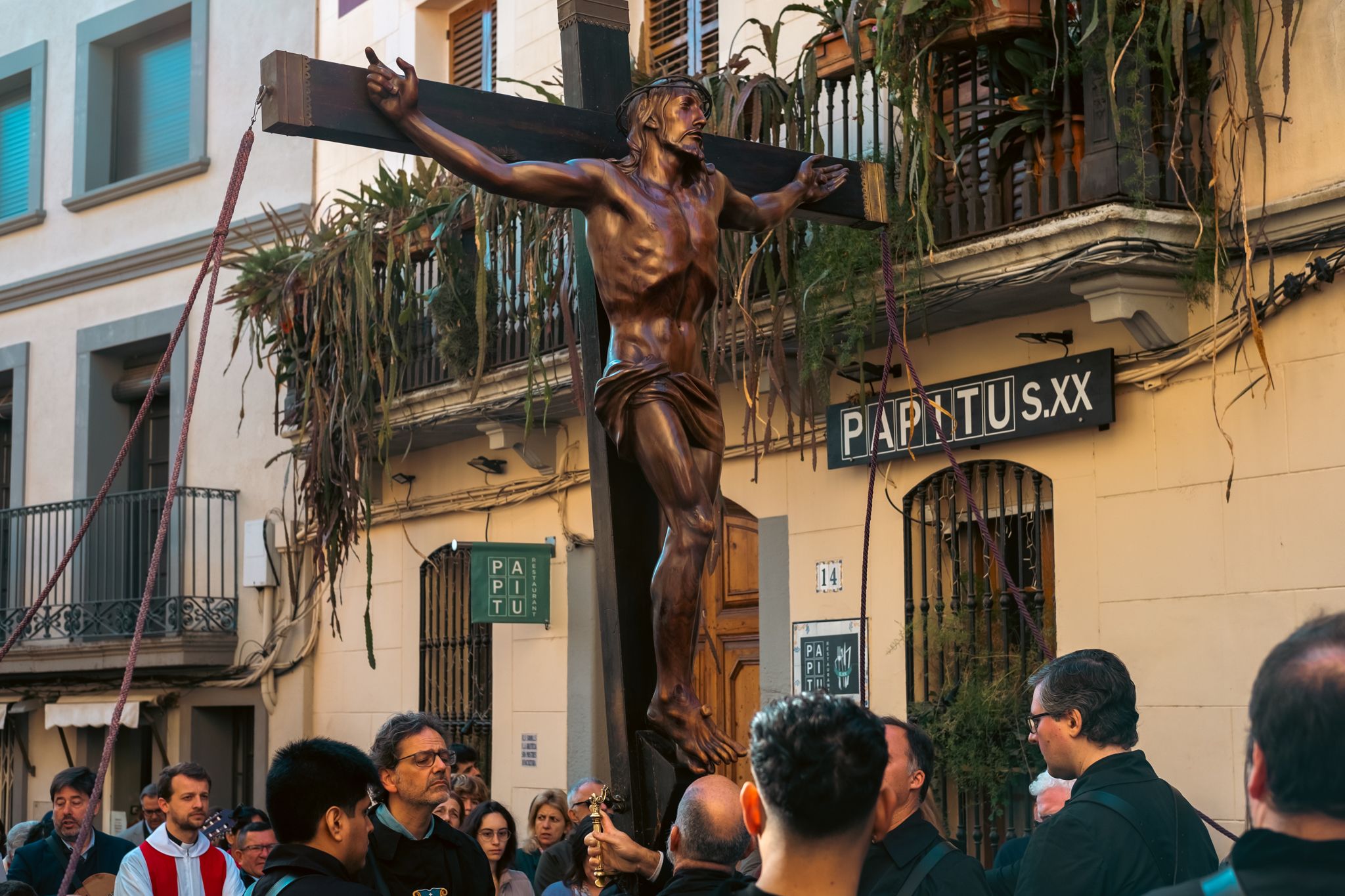 Via Crucis pels carrers de Sant Cugat. FOTO: Ale Gómez