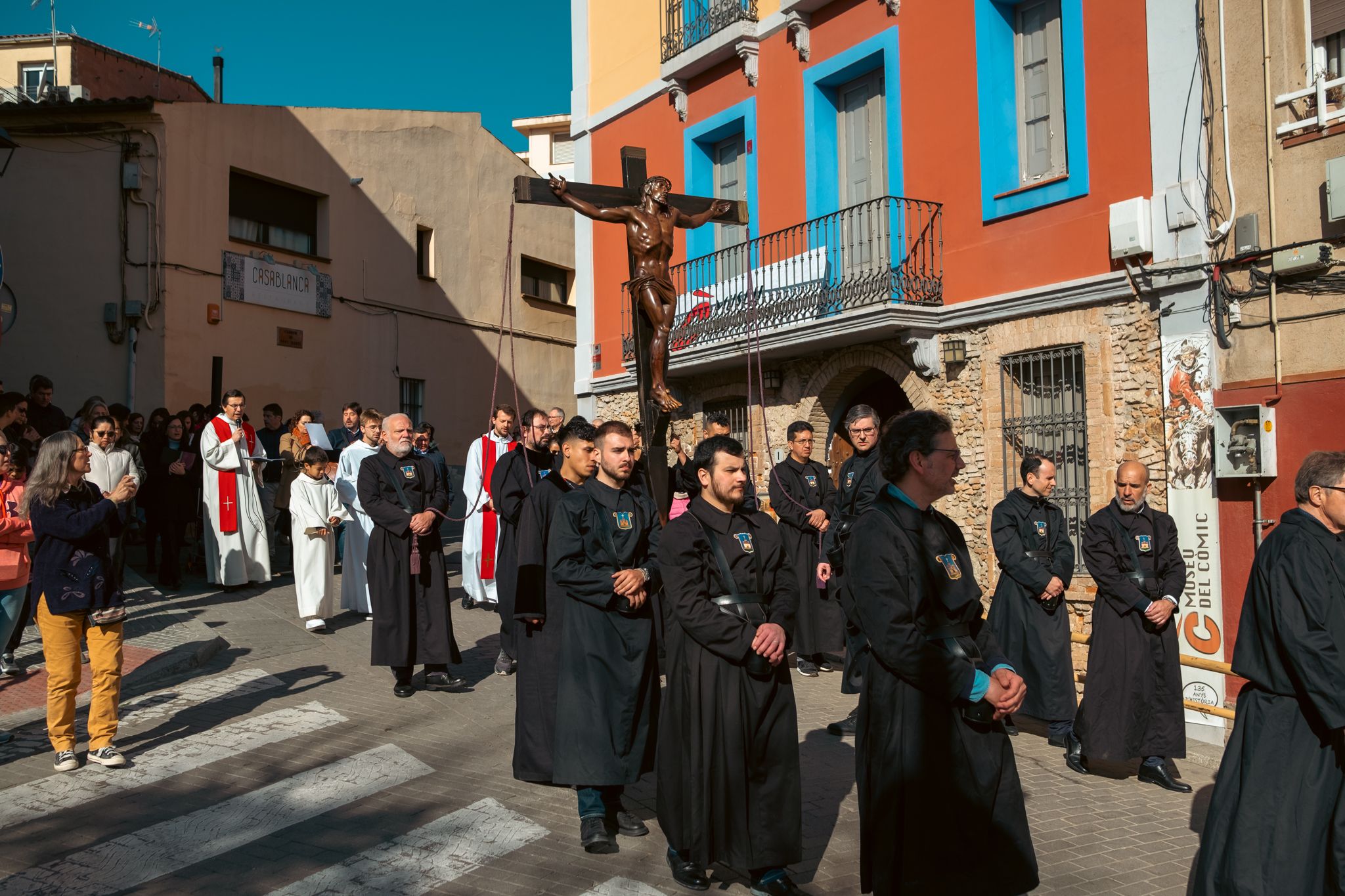 Via Crucis pels carrers de Sant Cugat. FOTO: Ale Gómez