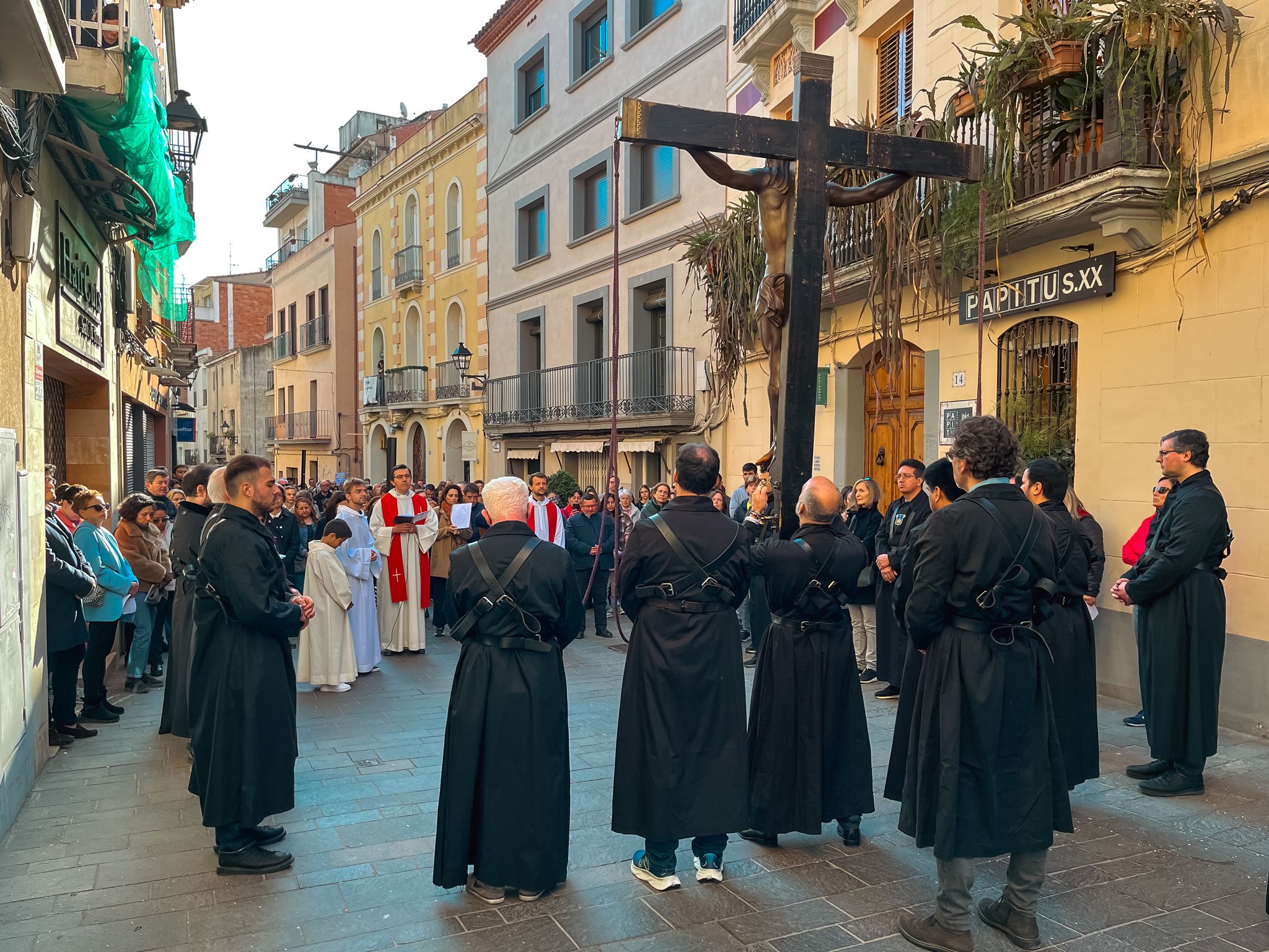 Via Crucis pels carrers de Sant Cugat. FOTO: Ale Gómez