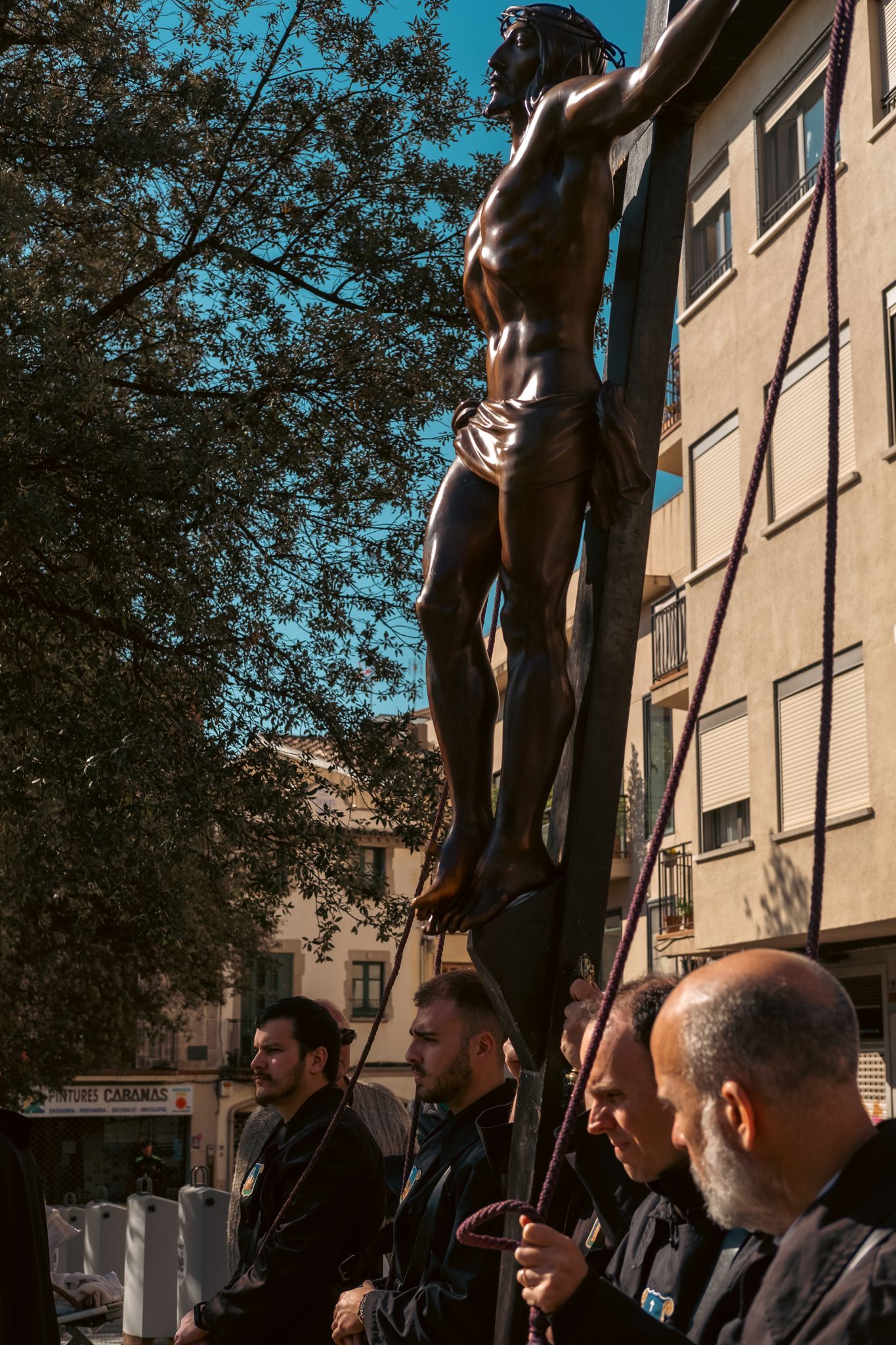 Via Crucis pels carrers de Sant Cugat. FOTO: Ale Gómez