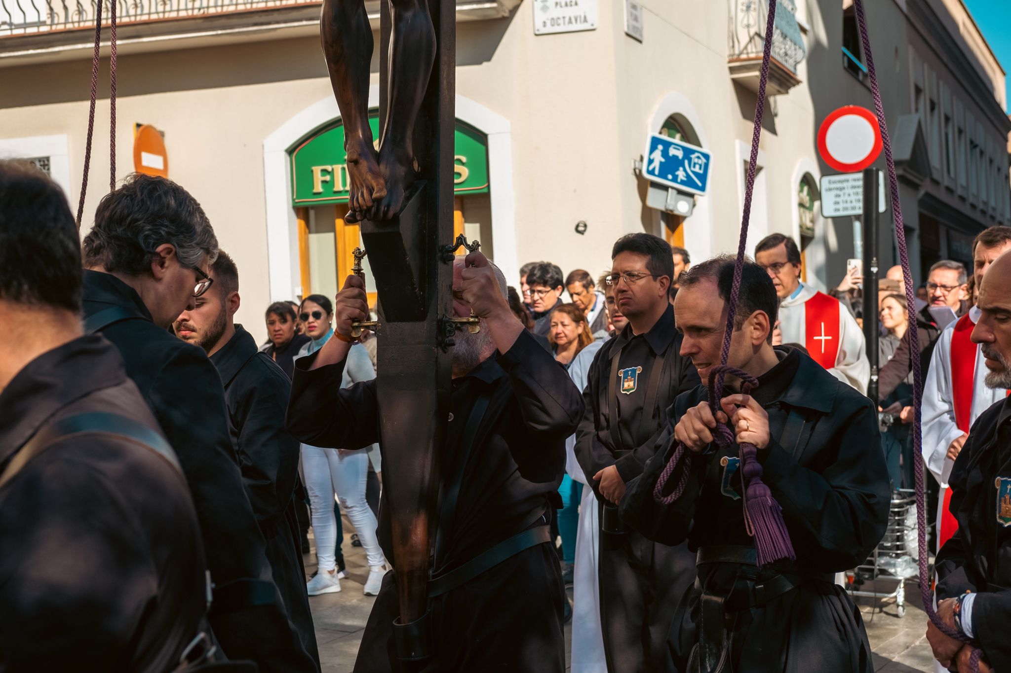 Via Crucis pels carrers de Sant Cugat. FOTO: Ale Gómez