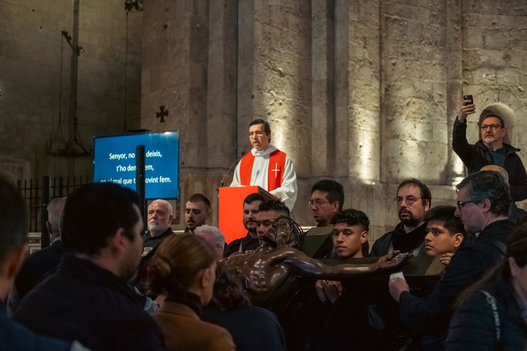 Via Crucis pels carrers de Sant Cugat. FOTO: Ale Gómez