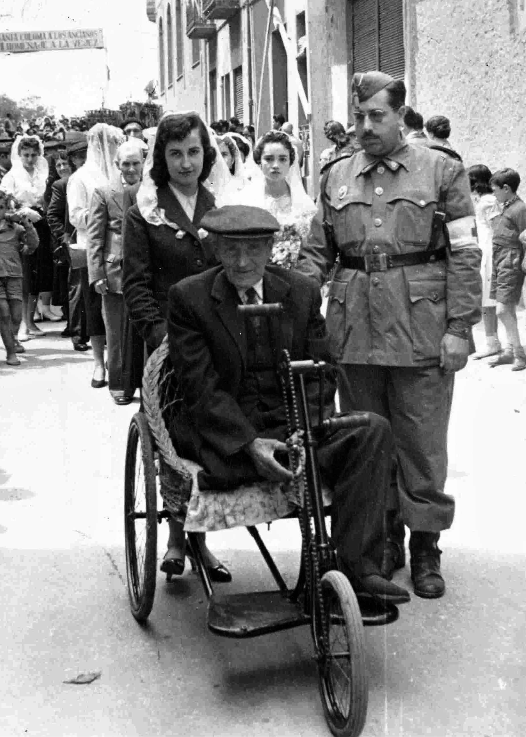 Festa a la vellesa l'any 1954. Foto: Creu Roja