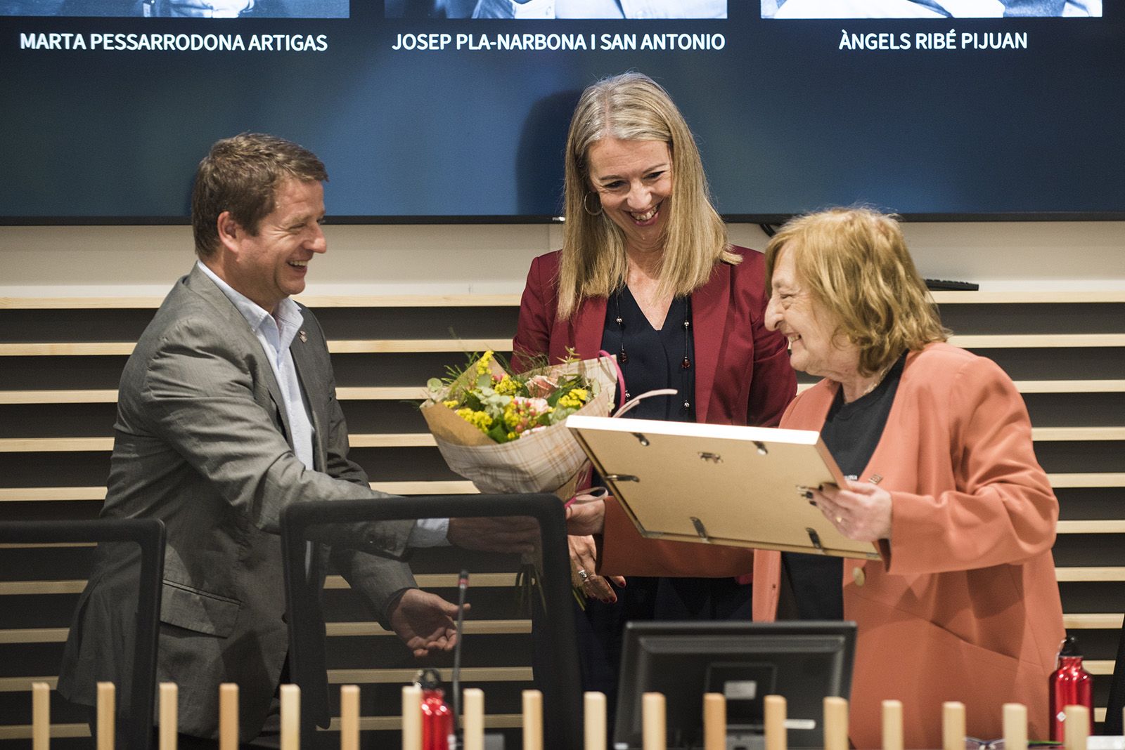 Nomenament com a fills predilectes de Sant Cugat de Marta Pessarrodona, Josep Pla Narbona i Àngels Ribé. FOTO: Bernat Millet.