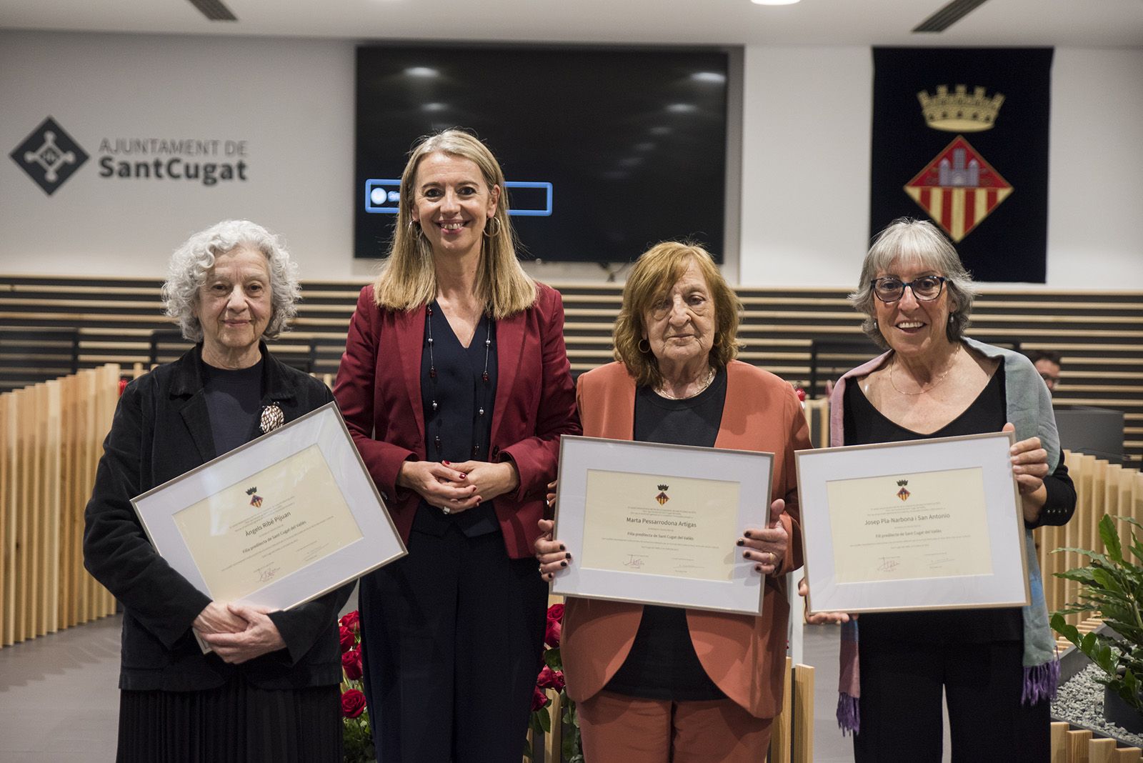 Nomenament com a fills predilectes de Sant Cugat de Marta Pessarrodona, Josep Pla Narbona i Àngels Ribé. FOTO: Bernat Millet.