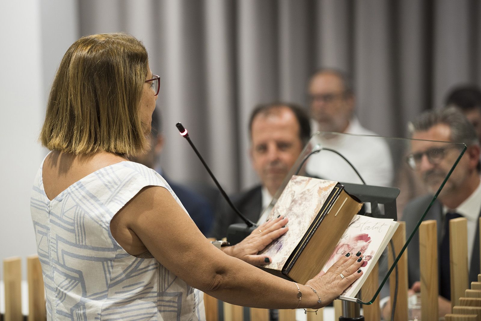 Pilar Gorina del PSC pren possessiò de l'acta. FOTO: Bernat Millet.