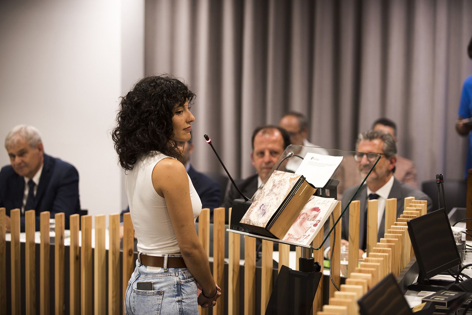 Ariadna Sierra de la CUP pren possessiò de l'acta. FOTO: Bernat Millet.