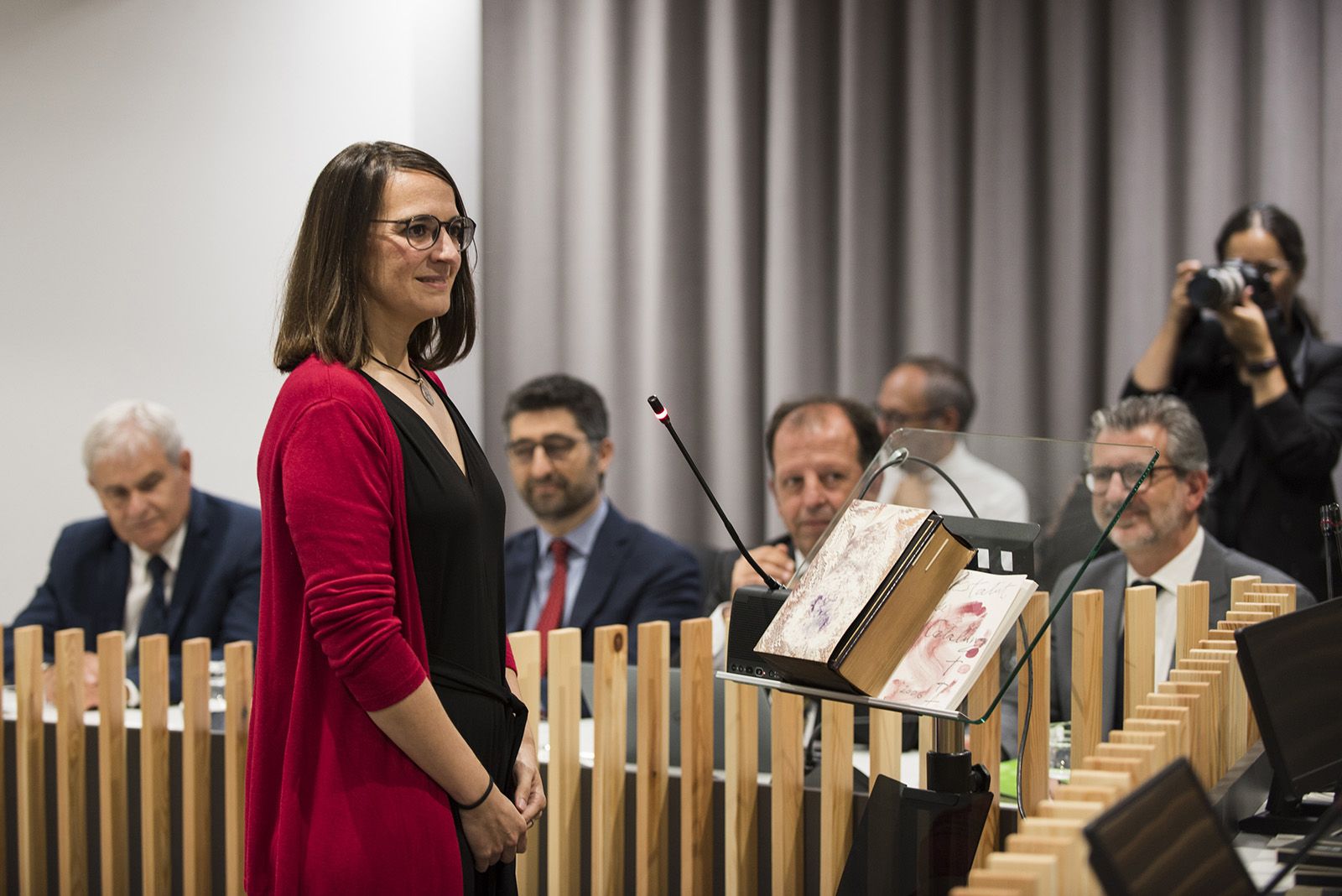 Gemma Aristoy de ERC pren possessiò de l'acta. FOTO: Bernat Millet.