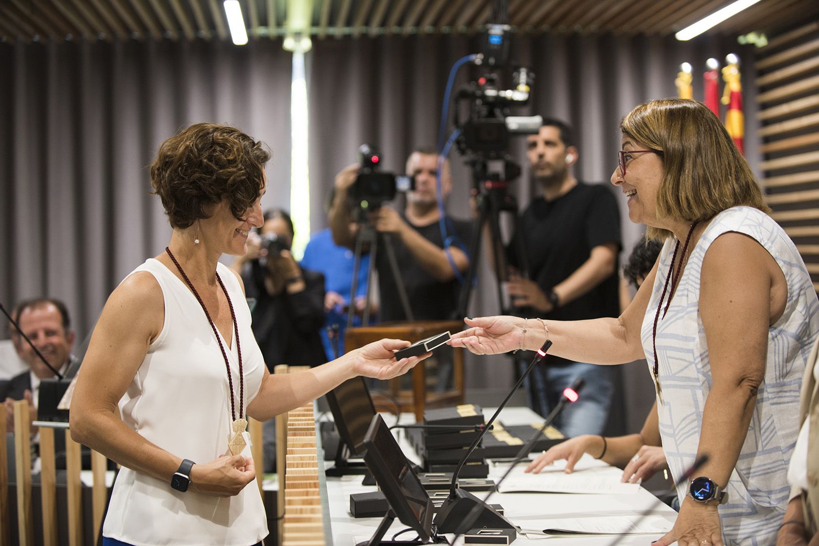 Núria Escamilla de Junts pren possessiò de l'acta. FOTO: Bernat Millet.