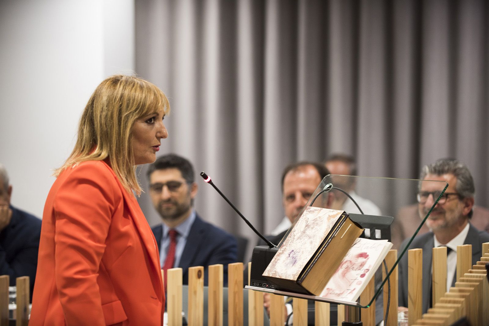 Núria Fernández de Junts pren possessiò de l'acta. FOTO: Bernat Millet.