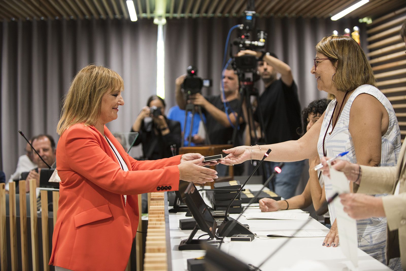 Núria Fernández de Junts pren possessiò de l'acta. FOTO: Bernat Millet.