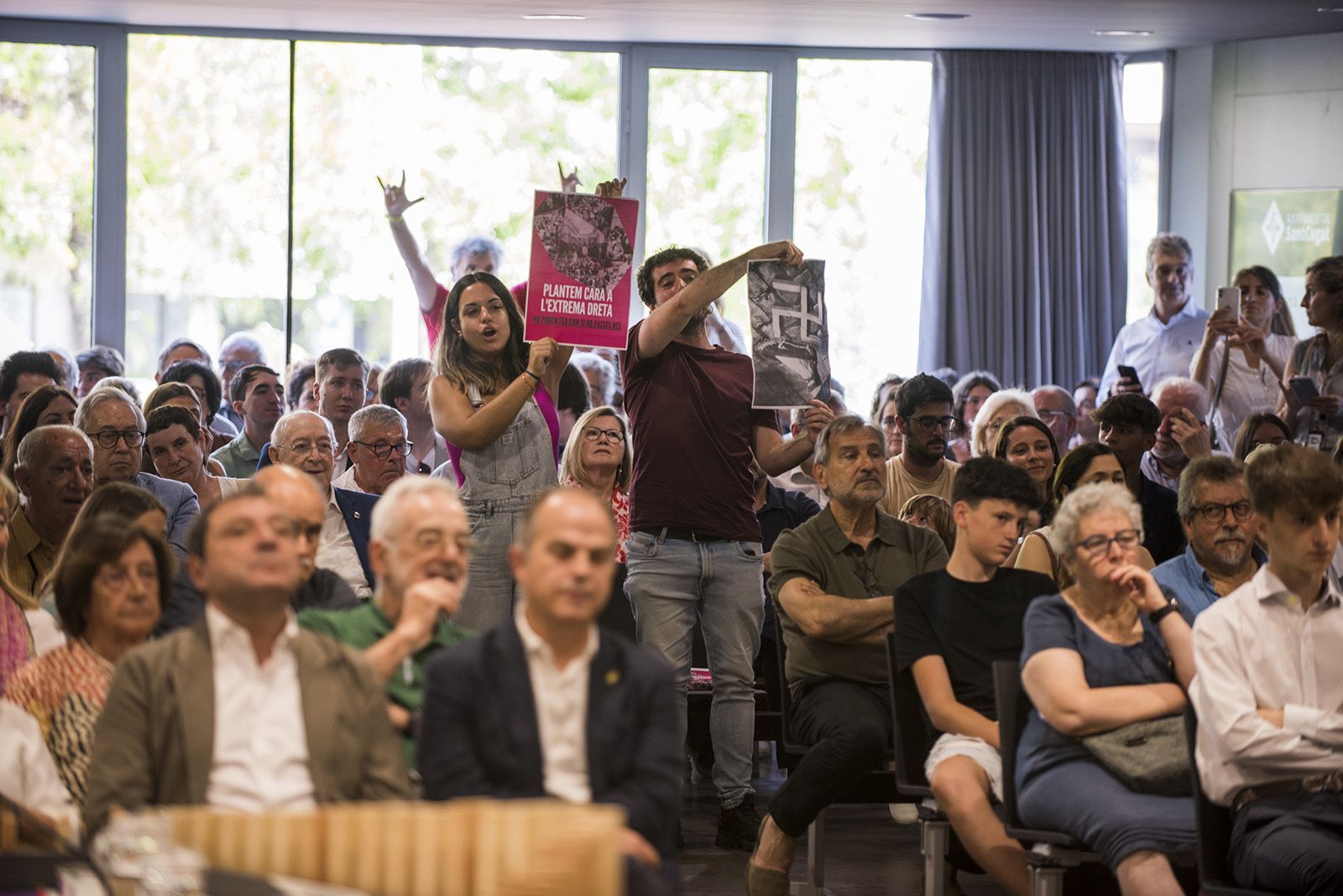 Crits i protestes durant el ple extraodinari d'investidura. FOTO: Bernat Millet.