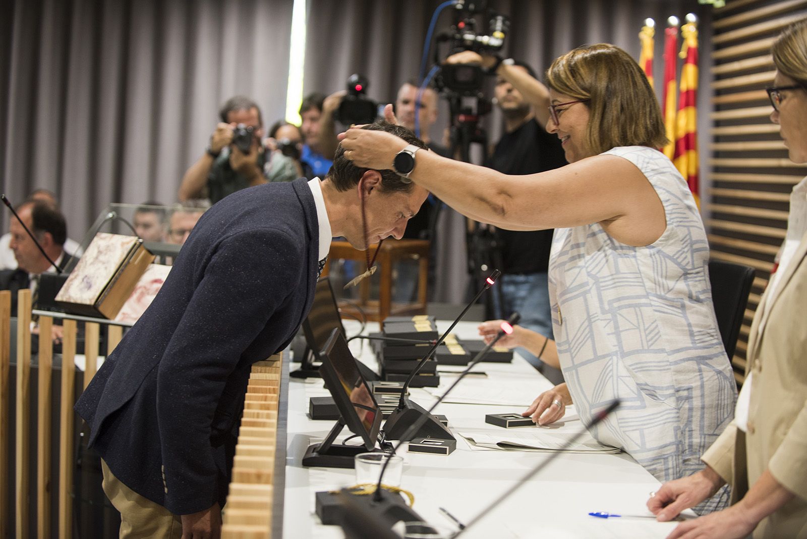 Jordi Guirado de VOX pren possessiò de l'acta. FOTO: Bernat Millet.