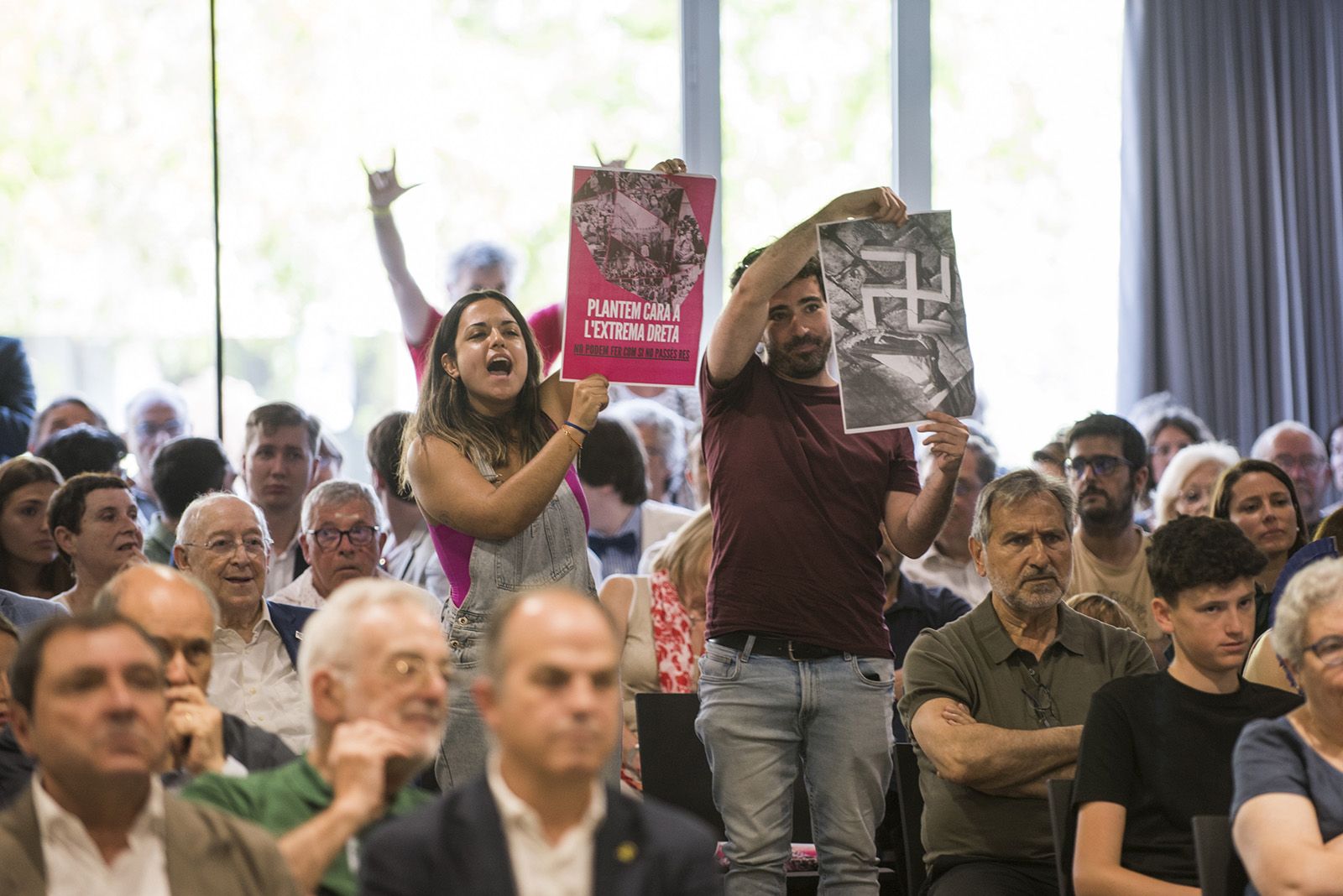 Crits i protestes durant el ple extraodinari d'investidura. FOTO: Bernat Millet.