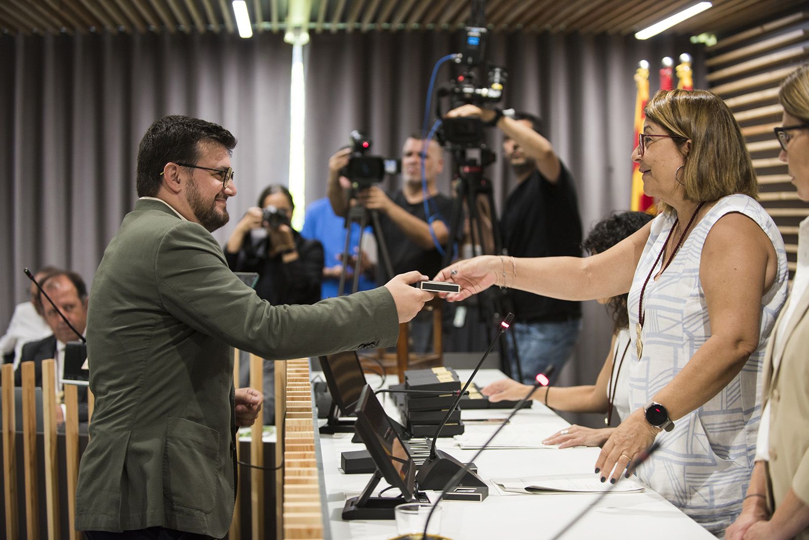 Ramon Gutiérrez de En Comú Podem pren possessiò de l'acta. FOTO: Bernat Millet.